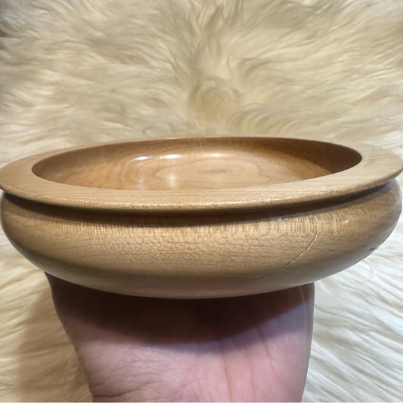 Handcrafted sugar maple shallow bowl - Picture 1 of 8